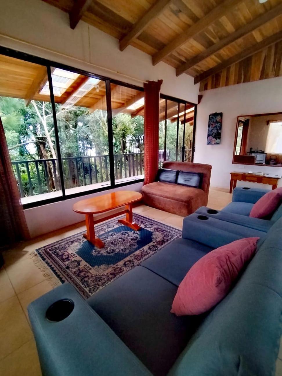 Casa De Montana Tica Linda Chalet